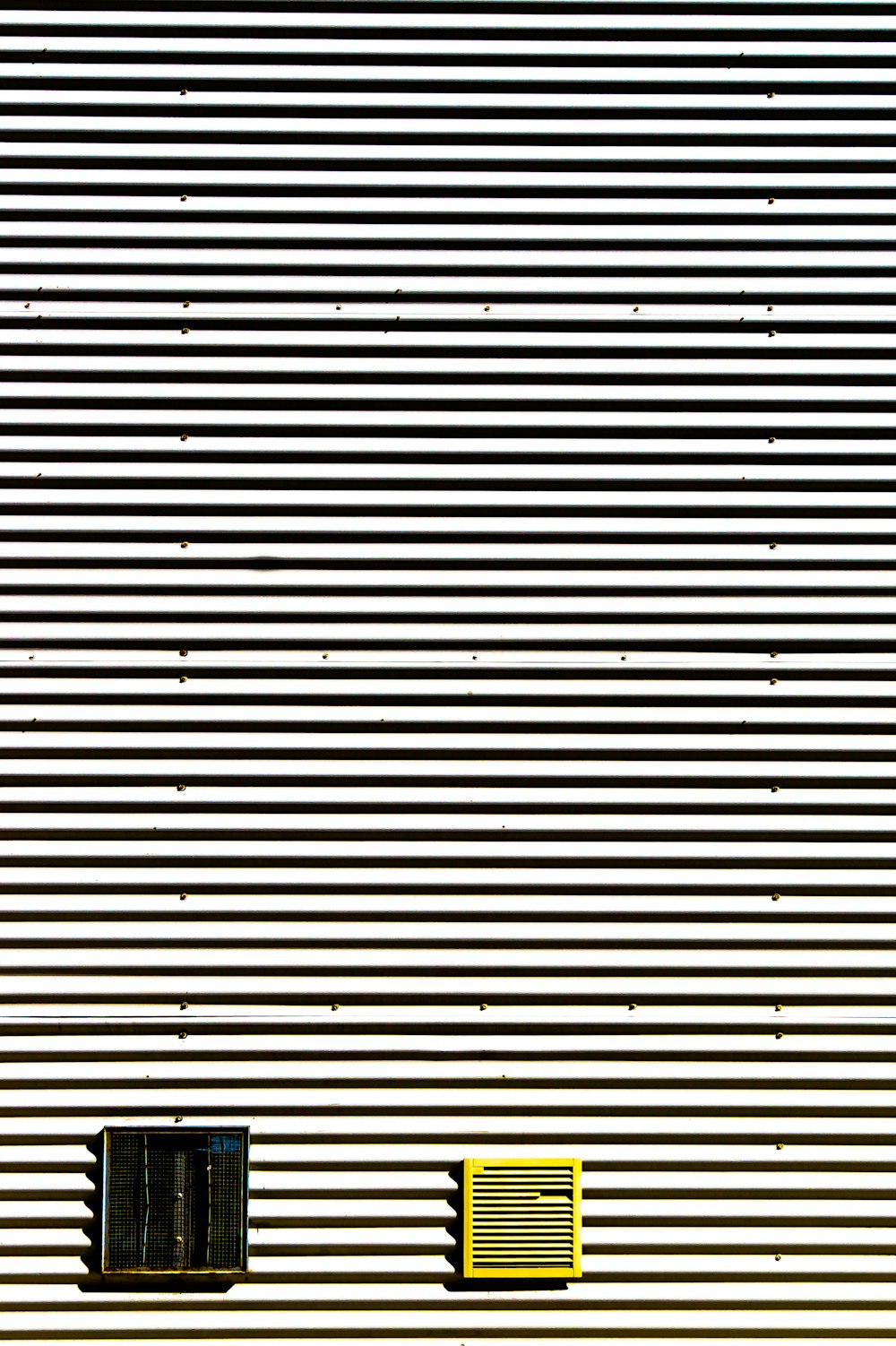 white and black window blinds