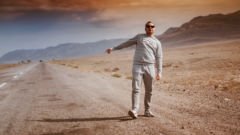 hombre caminando sobre el desierto
