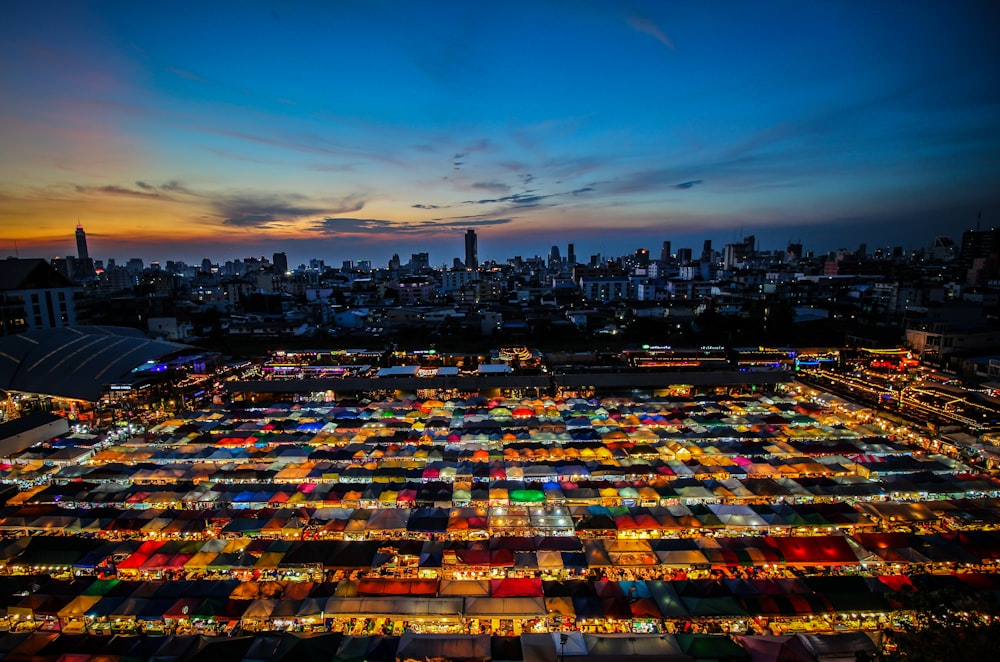 Fotografía aérea de edificios de la ciudad durante la noche