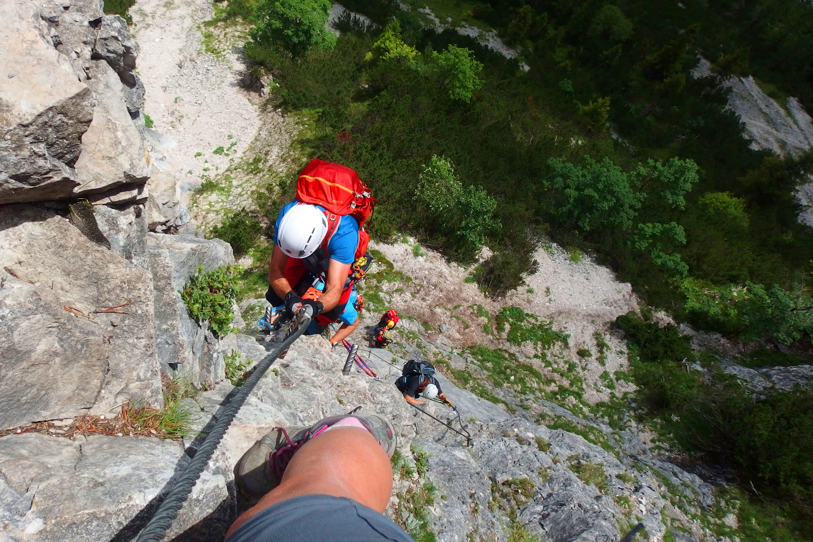 Escursionista su una via ferrata in una ripida parete rocciosa delle Alpi presso Zell am Ziller, Zillertal, Tirolo