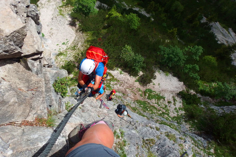 Klettersteig-Geher am Stahlseil in einer Felswand der Alpen bei Zell am Ziller, Tirol
