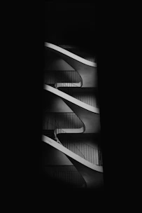Detalle arquitectónico de escaleras con diseño minimalista en blanco y negro