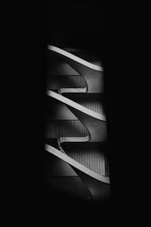 Detalle arquitectónico de escaleras con diseño minimalista en blanco y negro