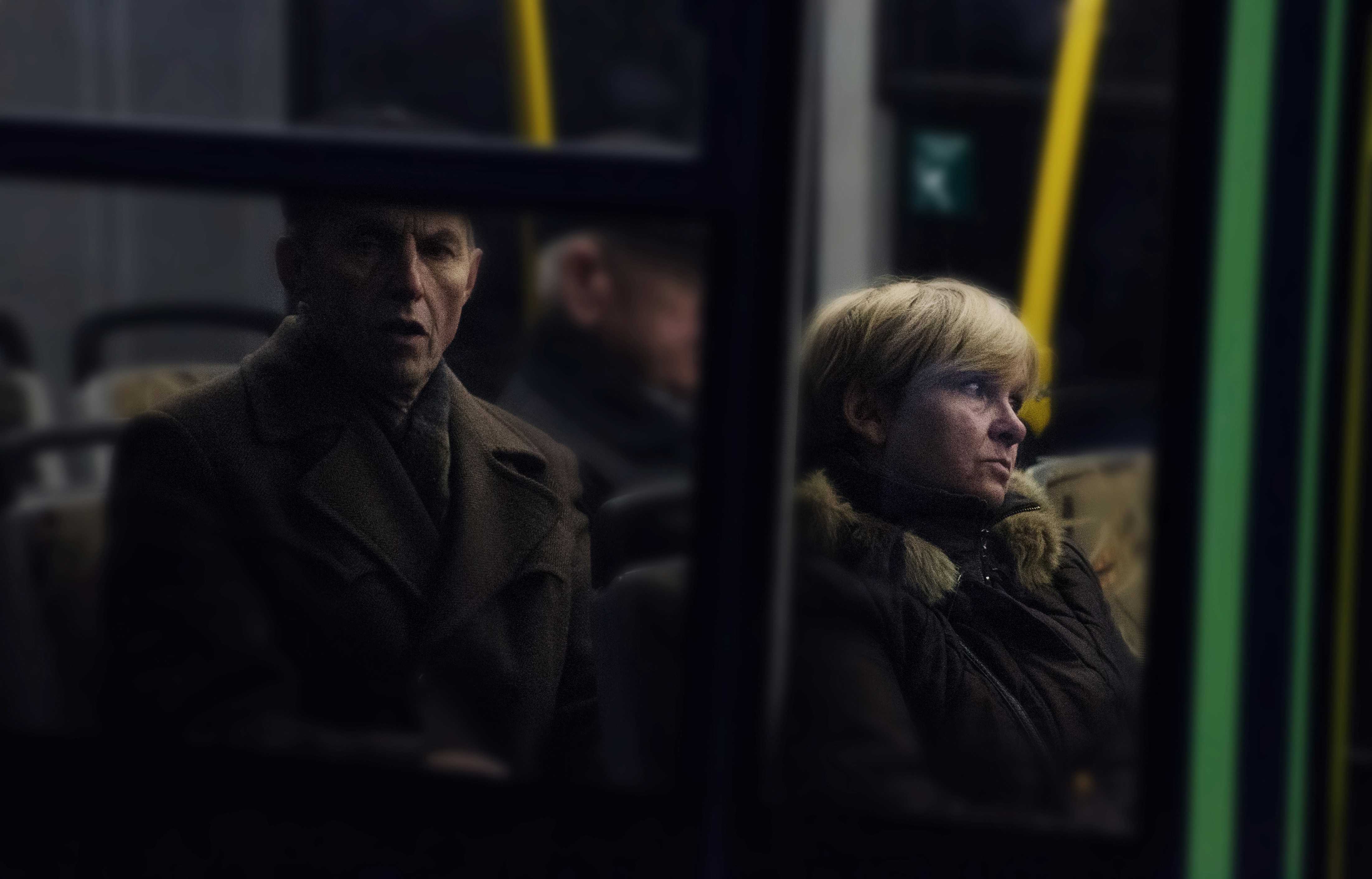 homme et femme assis l’un près de l’autre