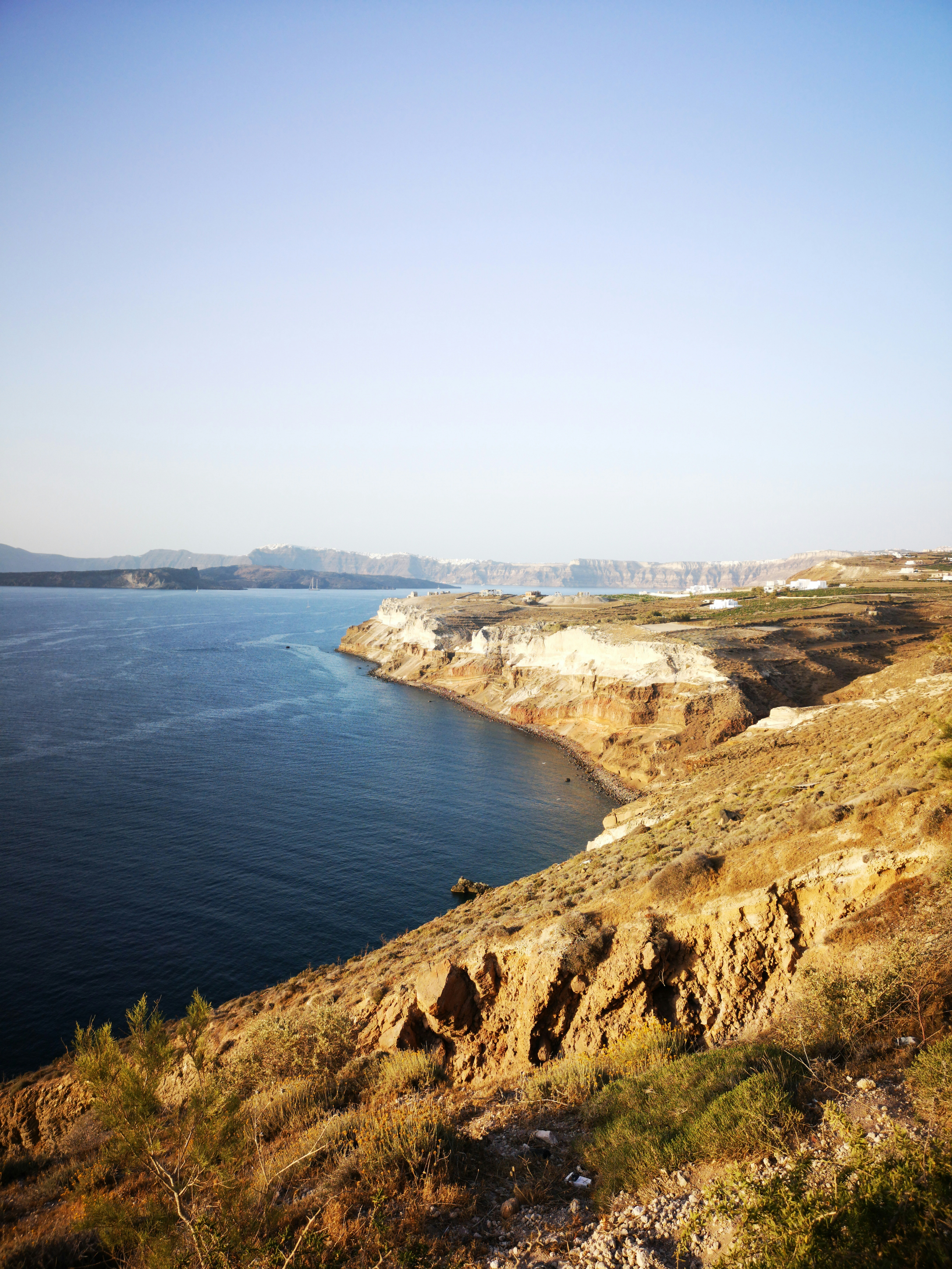 Gewässer in der Nähe des Berges
