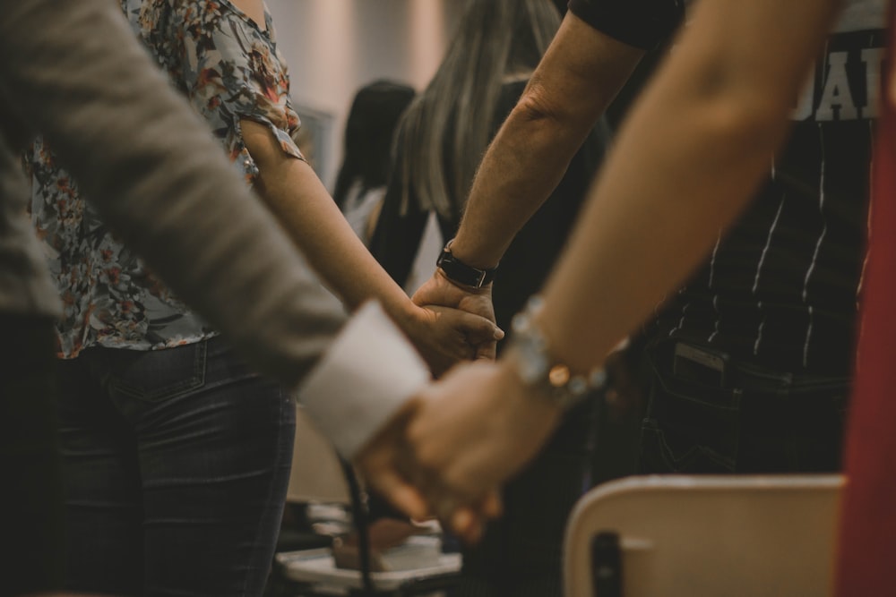 Parejas cogidas de la mano