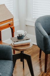 fauteuil, thérapeute, coach personnel, livre, mug