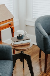 fauteuil, thérapeute, coach personnel, livre, mug