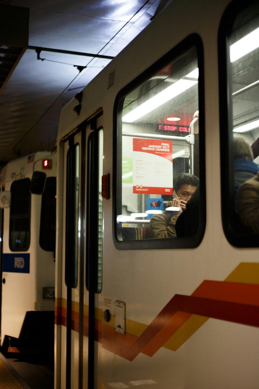 persone all'interno del treno