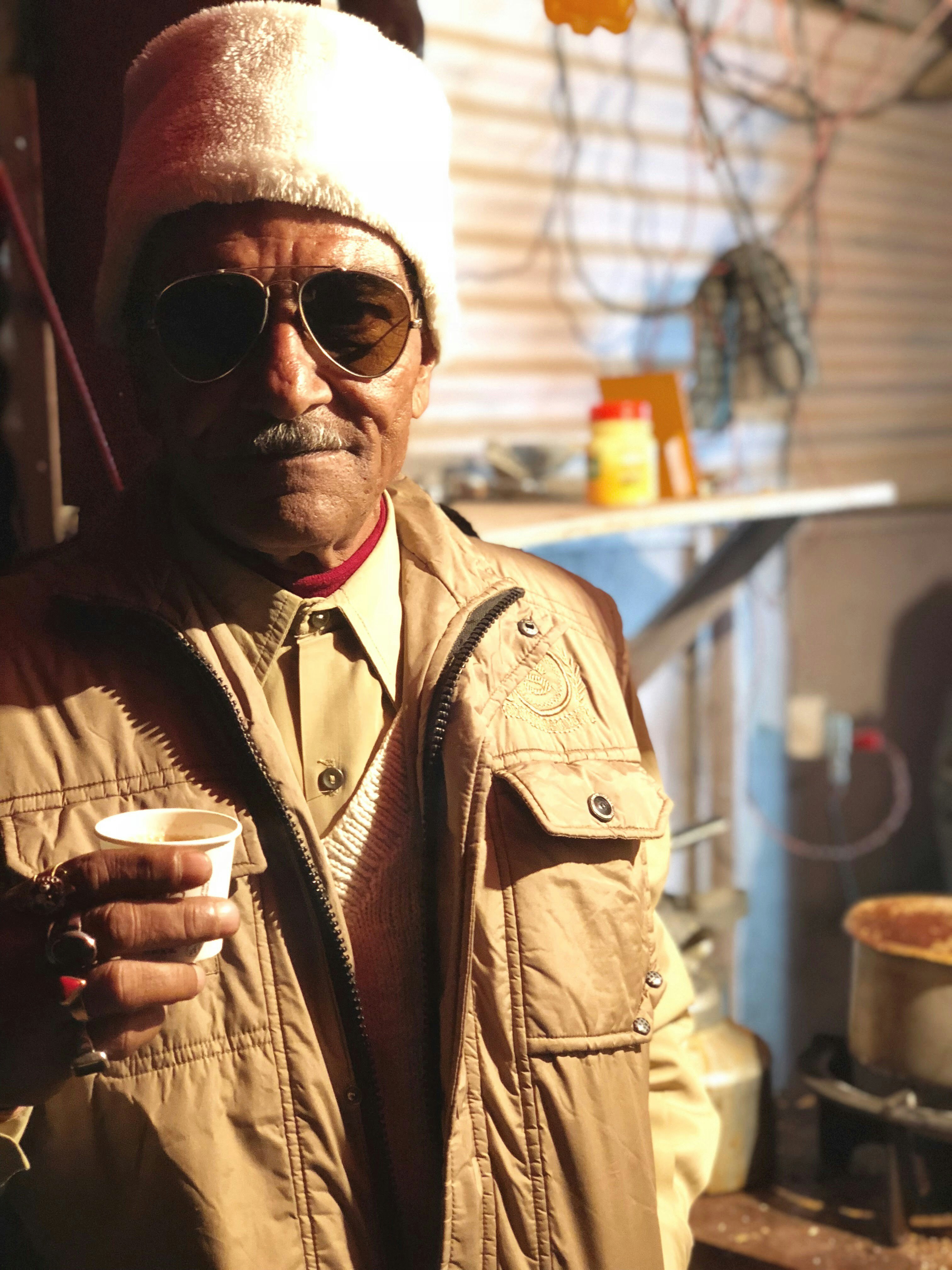 L’homme tient une tasse jetable