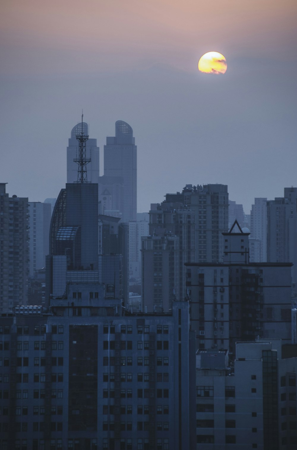 foto di silhouette di edifici durante l'ora d'oro