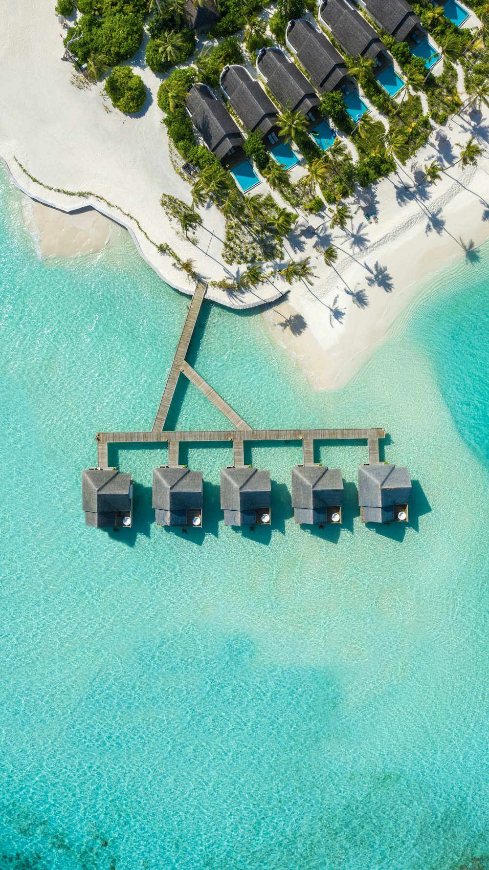 Cabanas marrons no corpo d'água em fotografia aérea