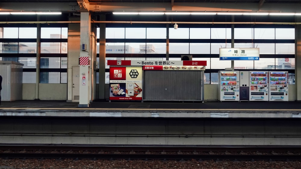 La porta dell'avvolgibile è vicina alla stazione ferroviaria