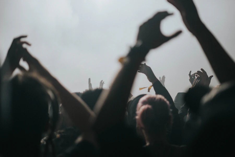 Dichtes Festivalpublikum im Licht und Bühnennebel in Dour