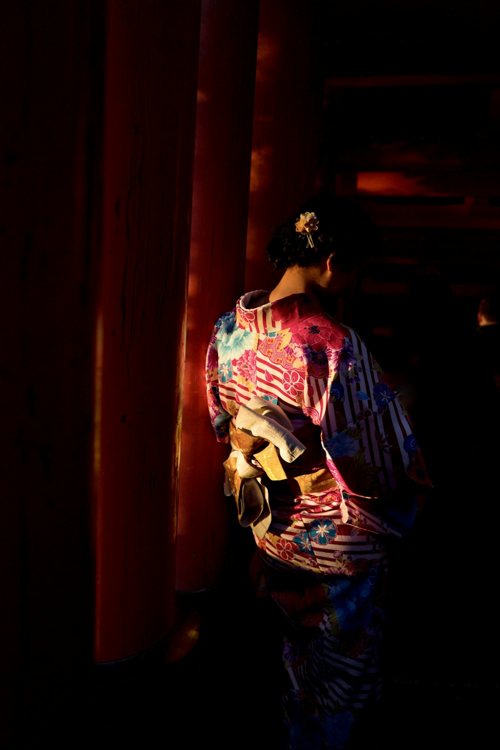 Femme portant du kimuno debout