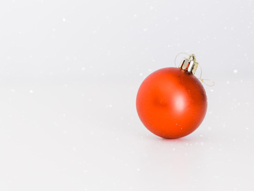 une boule de Noël rouge