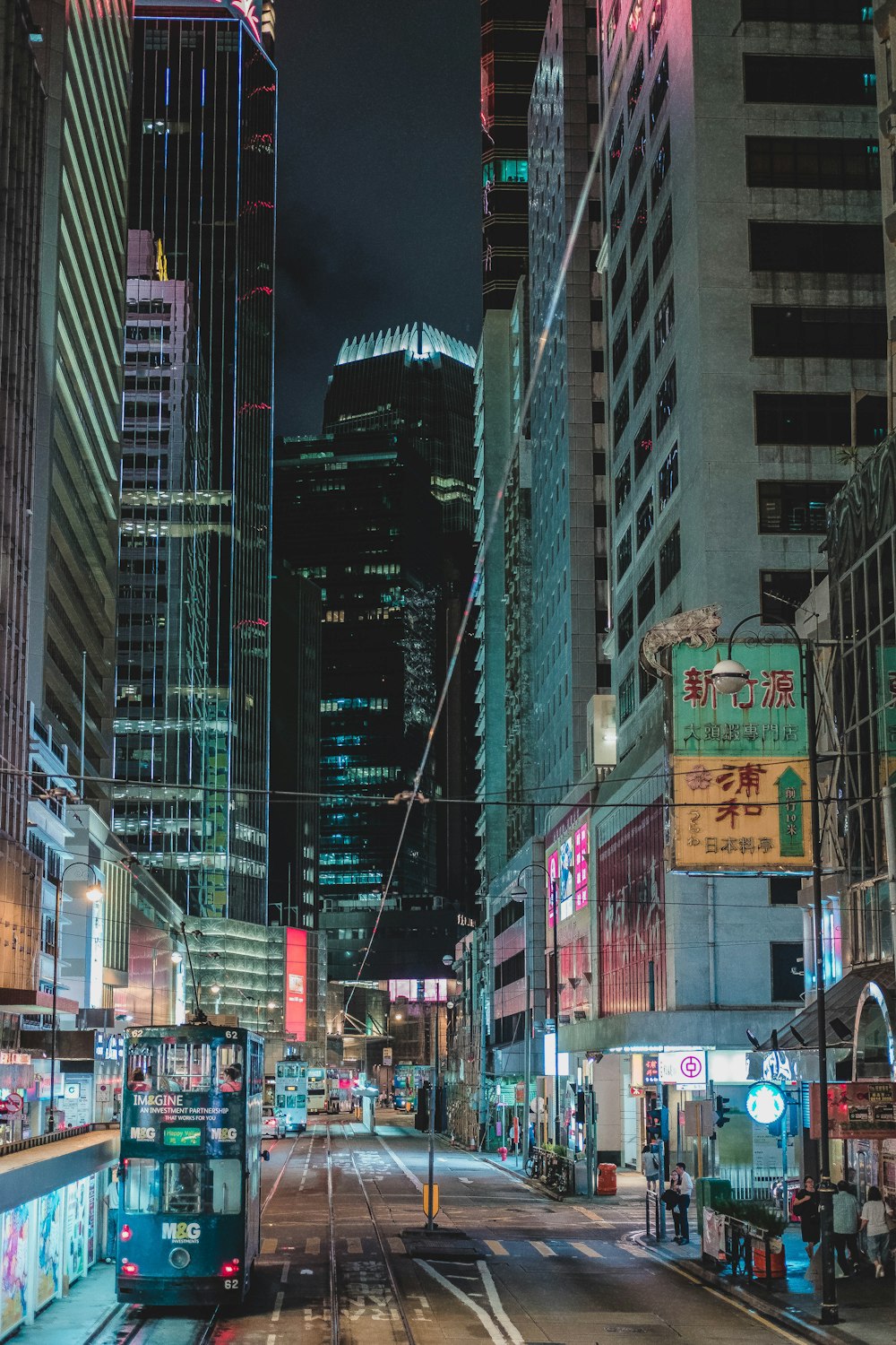 leere straße in der nacht