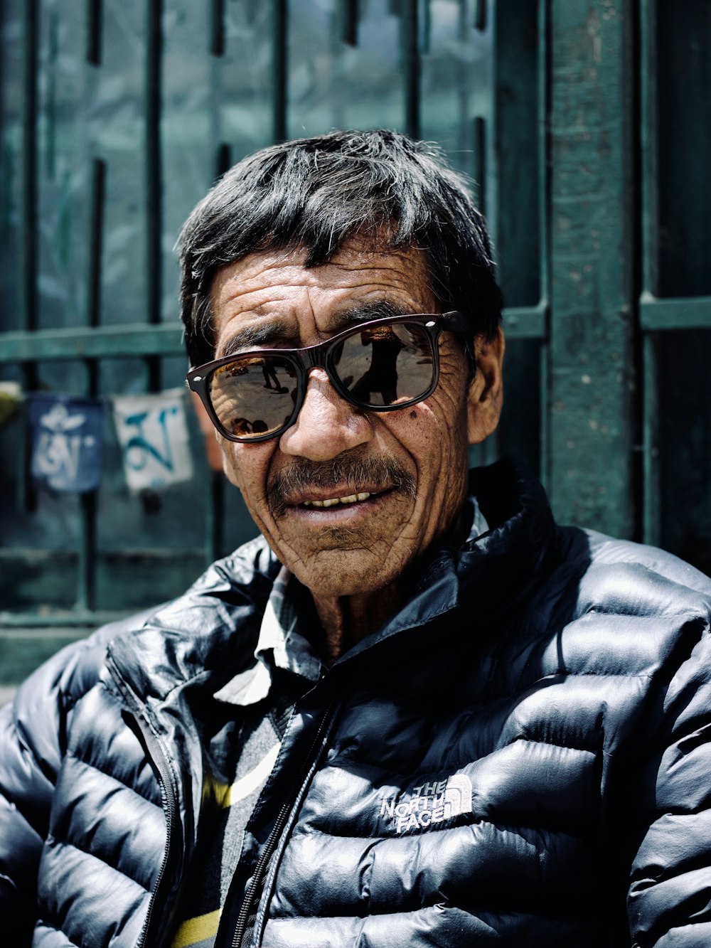 Hombre con chaqueta de burbujas negra