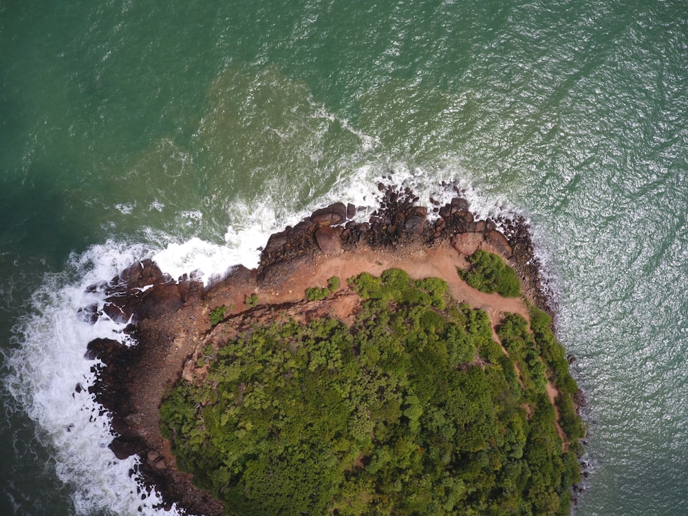 foto aérea da ilha durante o dia