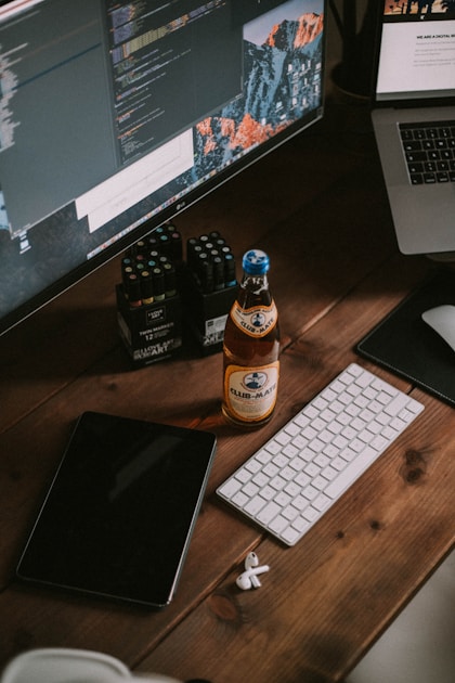 Macbook desk setup 2026 der perfekte arbeitsplatz fuer kreative — detailed close-up view