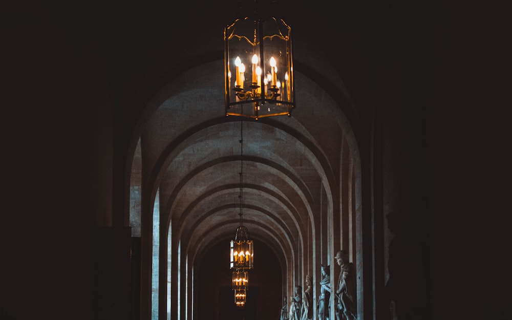 lampadario illuminato nel corridoio