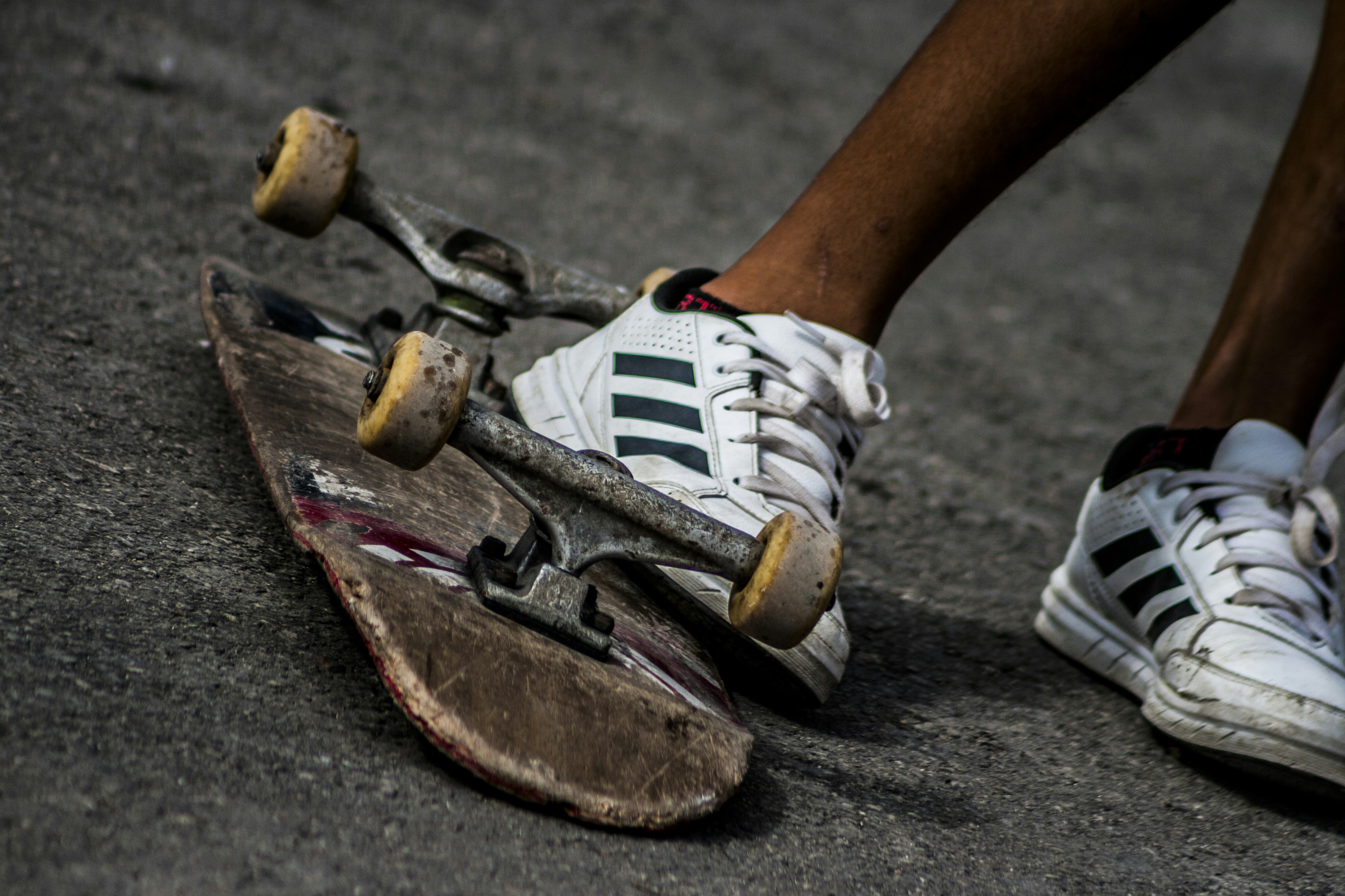 一個人的跑鞋撞到人行道的特寫鏡頭。
