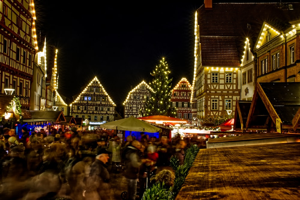 Haus mit Lichterketten bedeckt