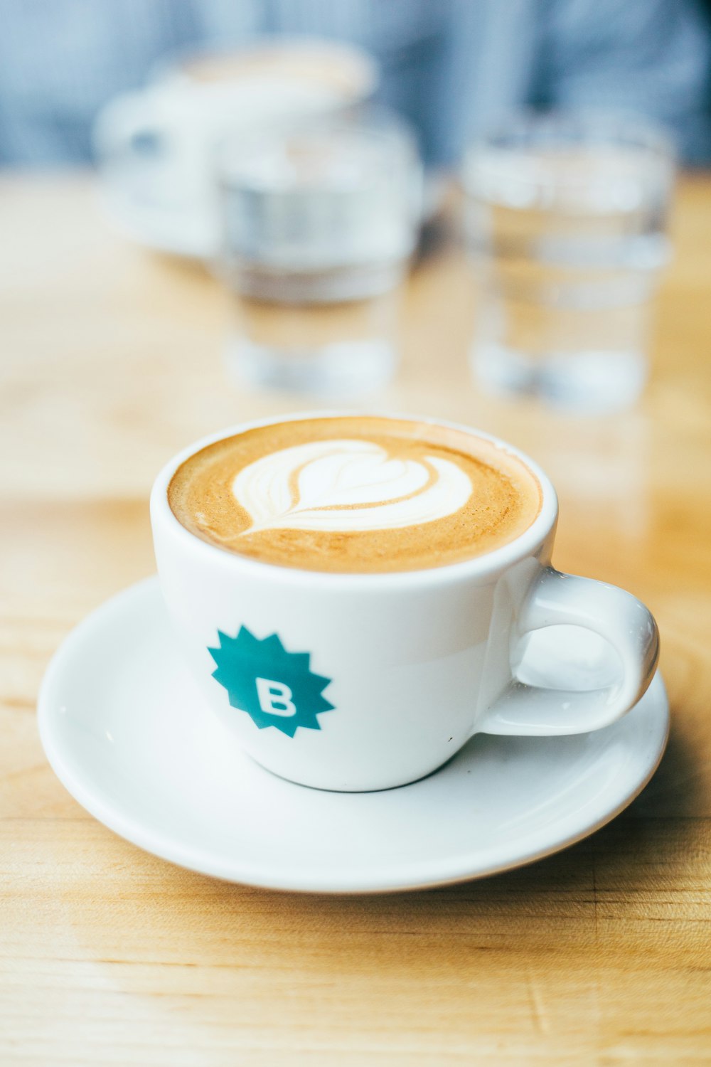 taza de té con leche blanca con platillo