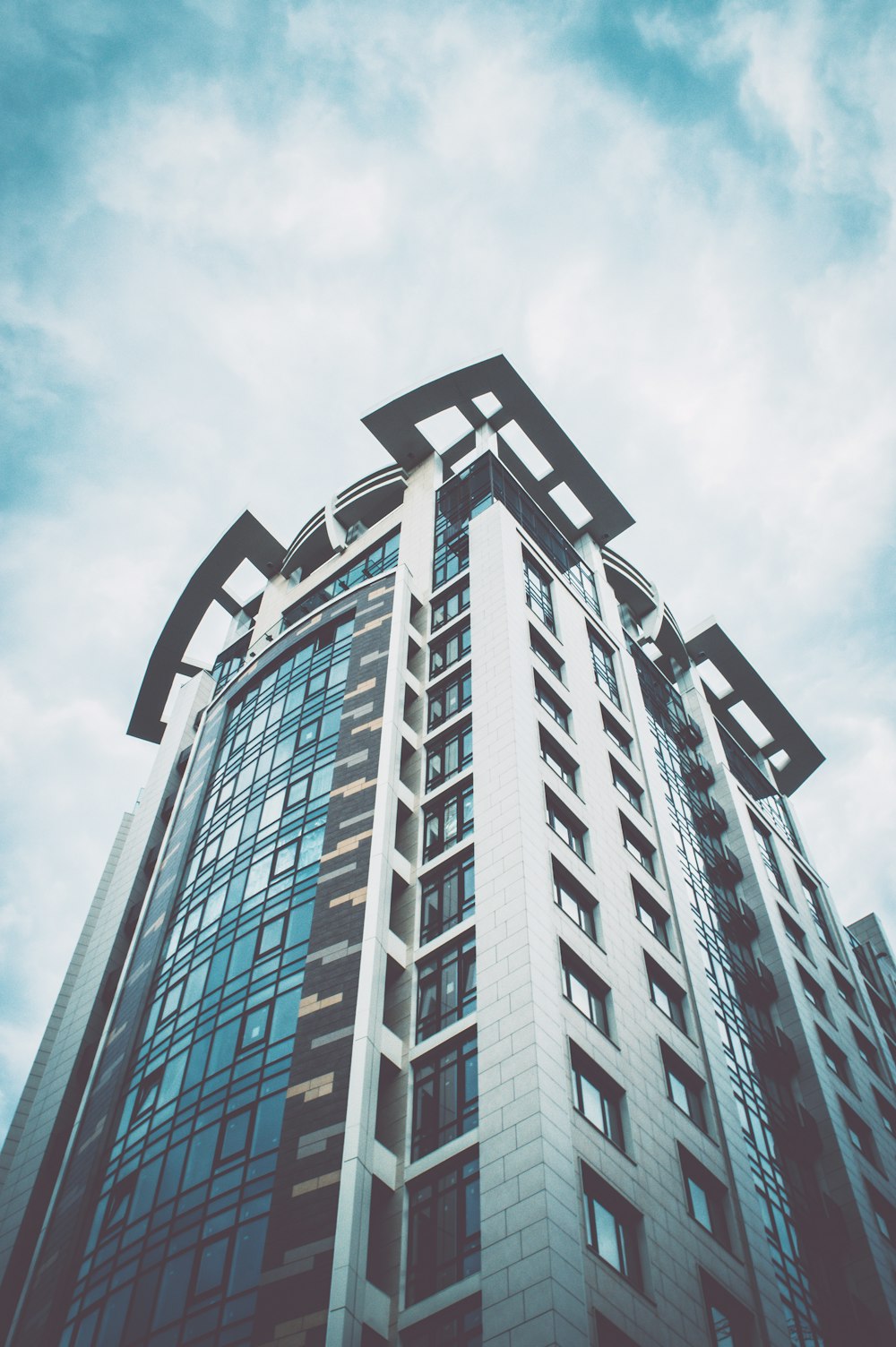 Edificio de gran altura bajo el cielo blanco durante el día