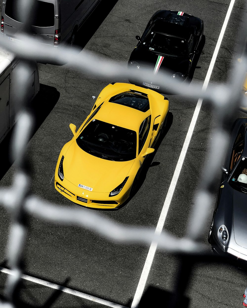 Fotografía de enfoque selectivo de coches de lujo amarillos y negros