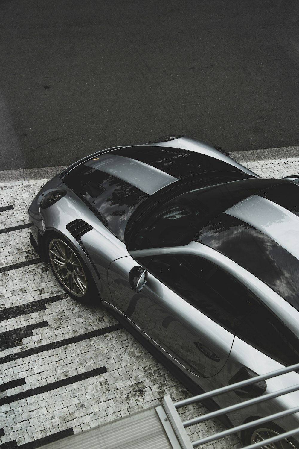 Fotografía de vista aérea de un coche gris aparcado en la calle