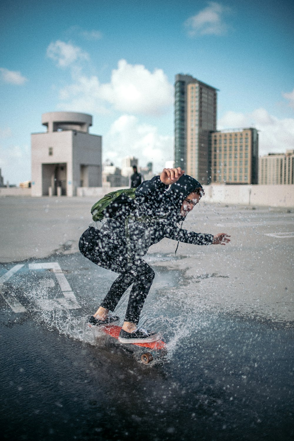 Mann fährt auf Skateboard