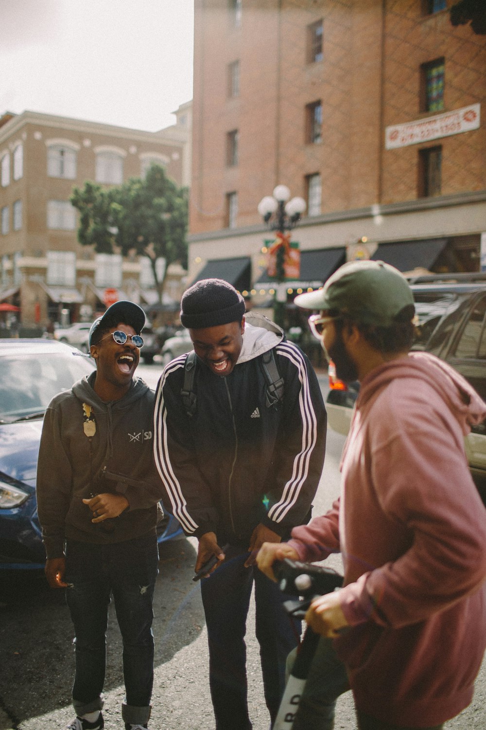 tres hombres con chaqueta riéndose el uno del otro