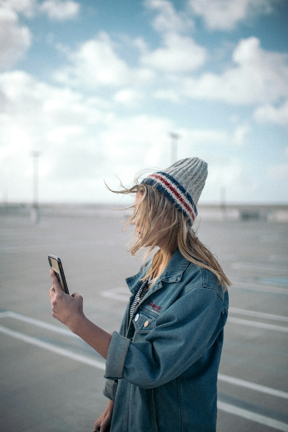 mujer usando teléfono inteligente al aire libre