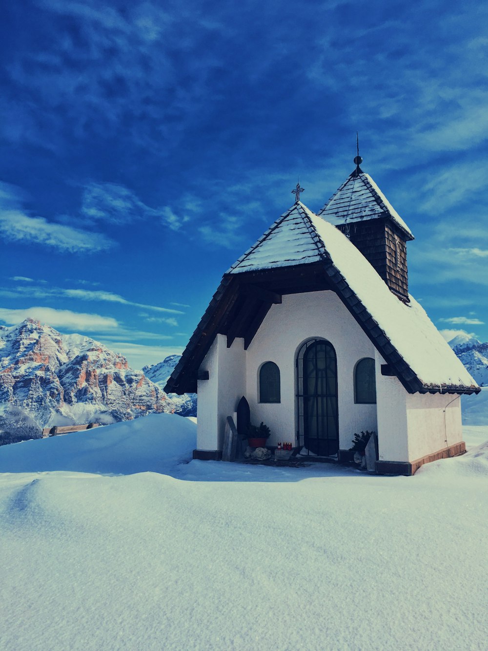 white house beside mountain