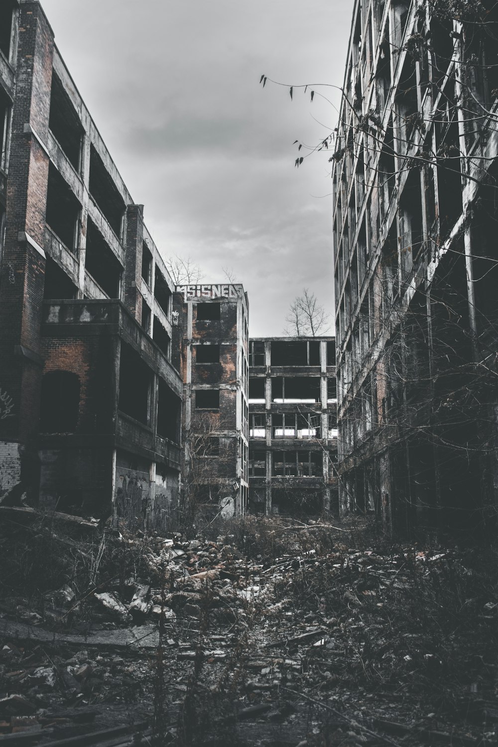 Photo en niveaux de gris d’un immeuble abandonné
