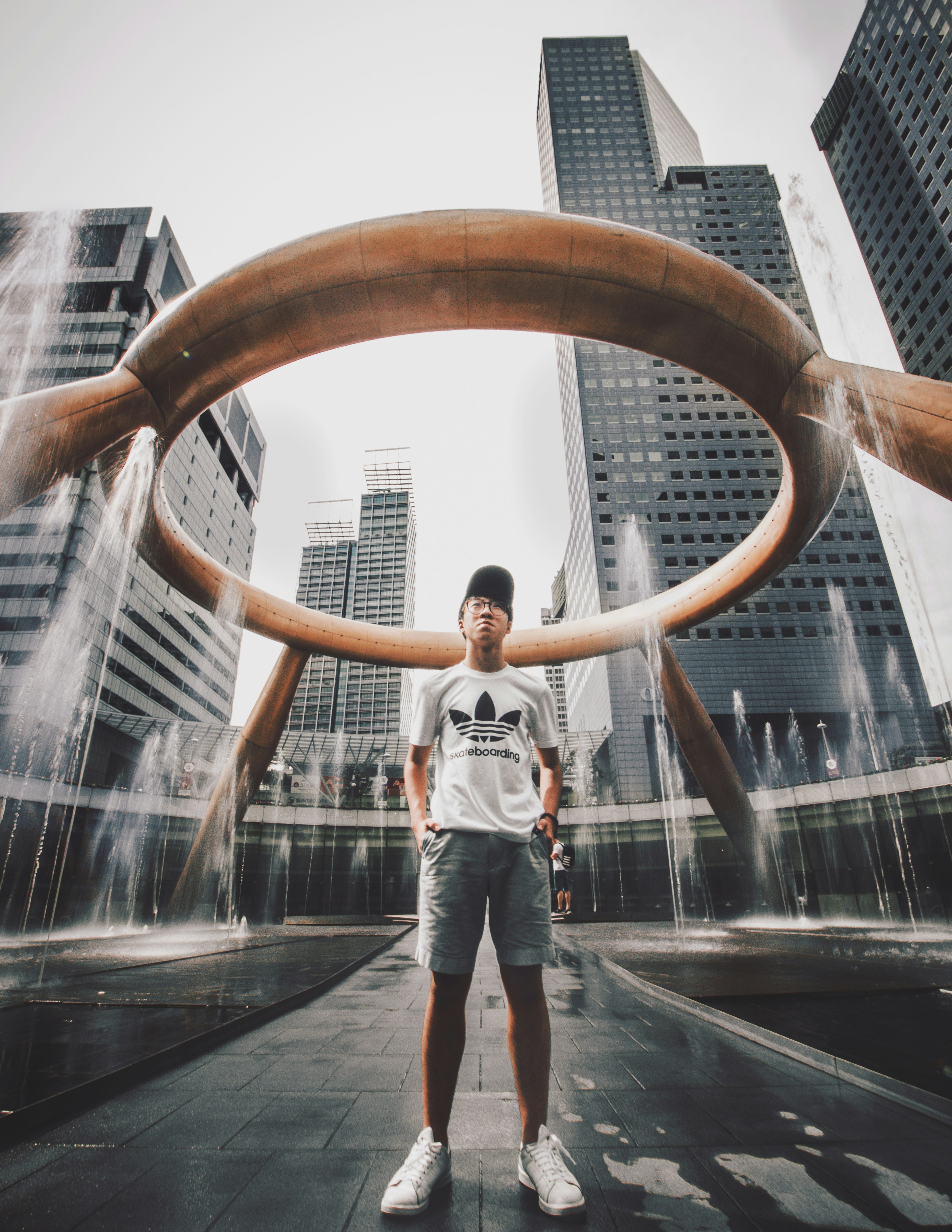 Mann, der tagsüber in der Mitte einer runden braunen Struktur steht