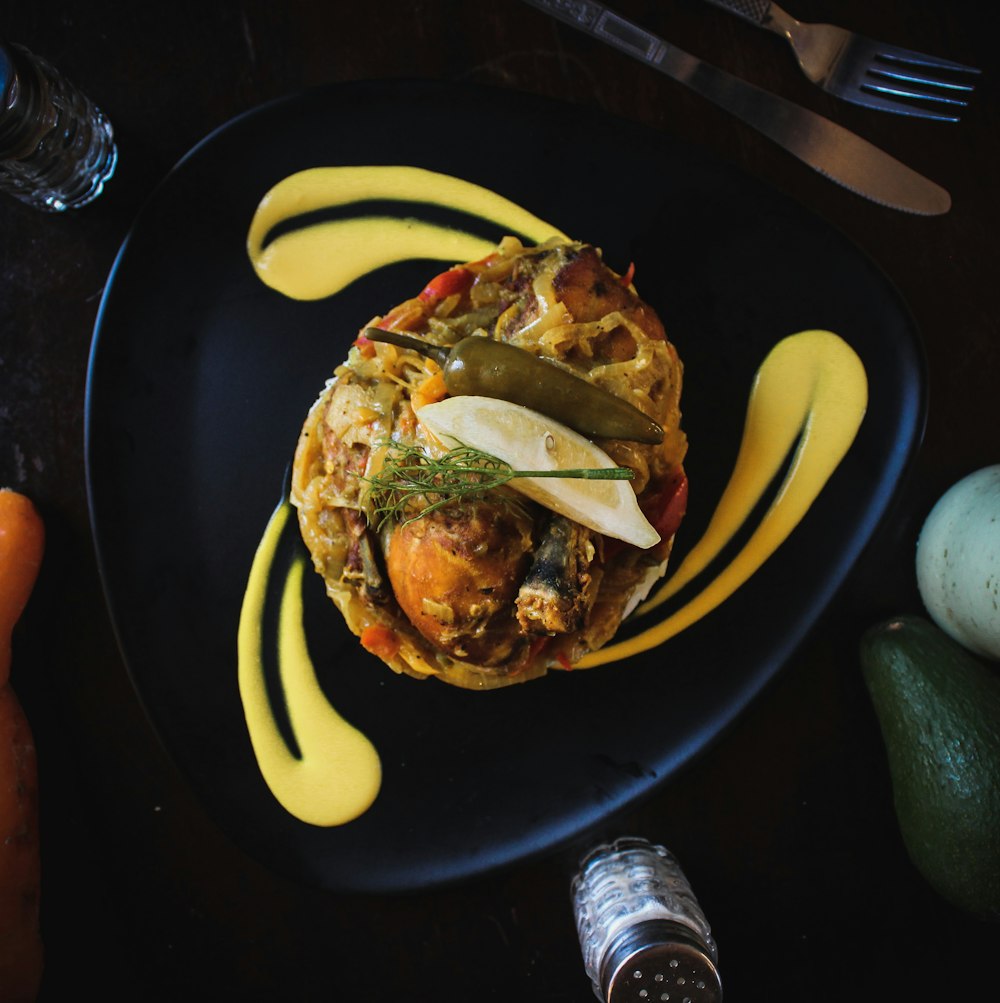 Lonchas de verduras con salsa amarilla en plato de cerámica