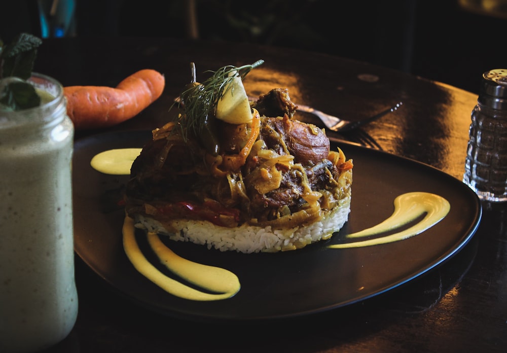 Carne con salsa y aderezos de verduras