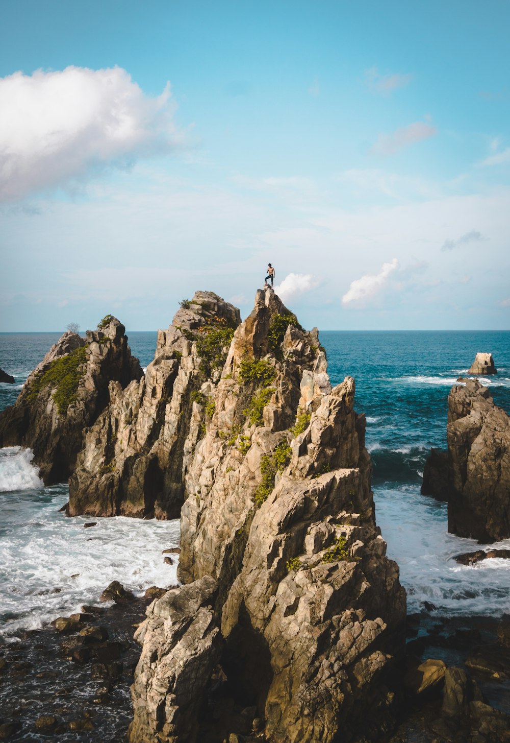 Formações rochosas cinzentas na costa