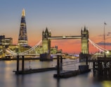 Fim de tarde em Londres com a Tower Bridge iluminada em primeiro plano