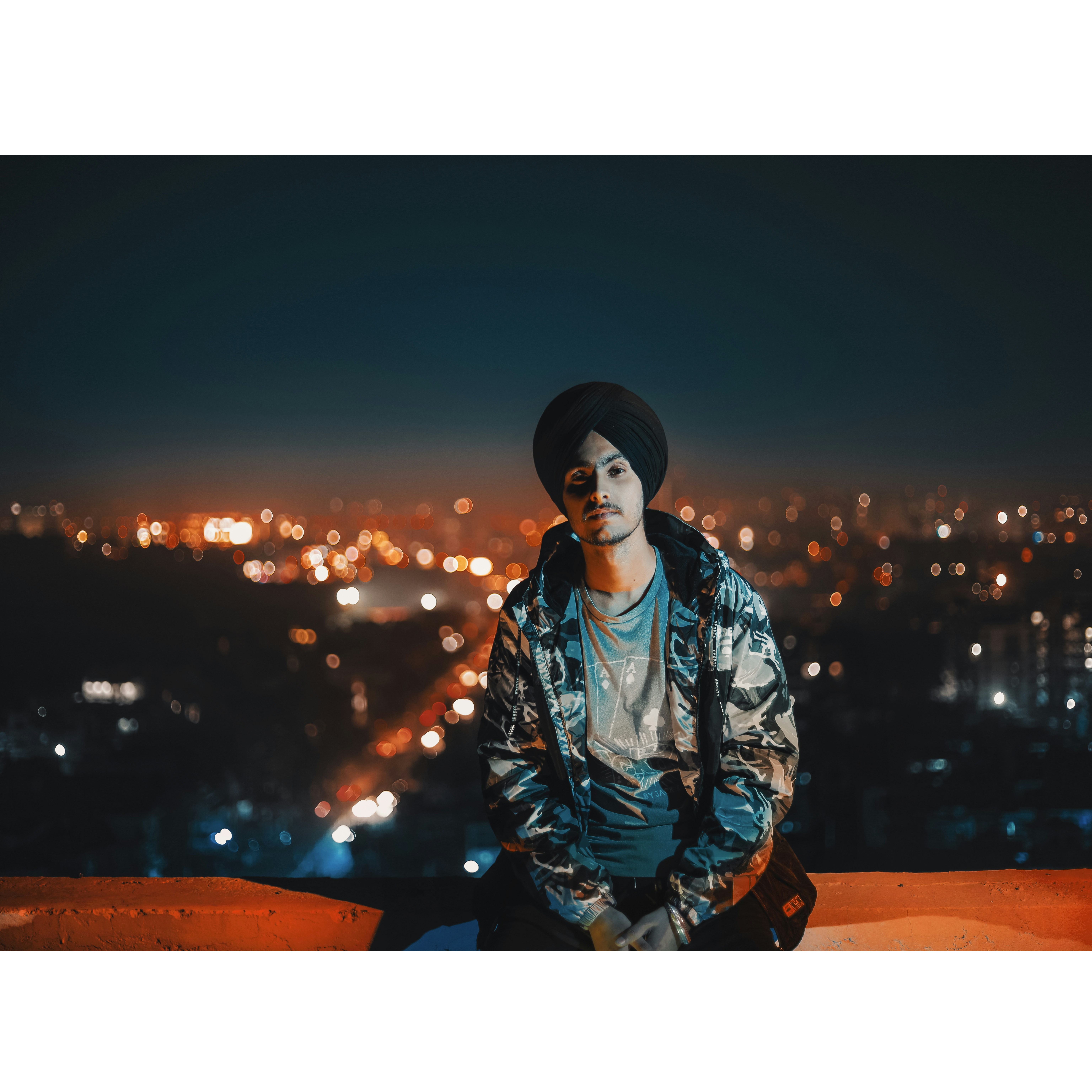 Selektive Fokusfotografie eines Mannes mit schwarzem Turban