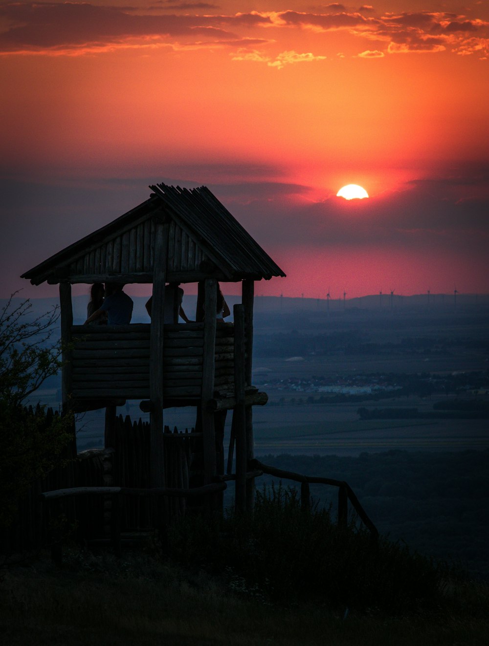 Cabaña de madera marrón