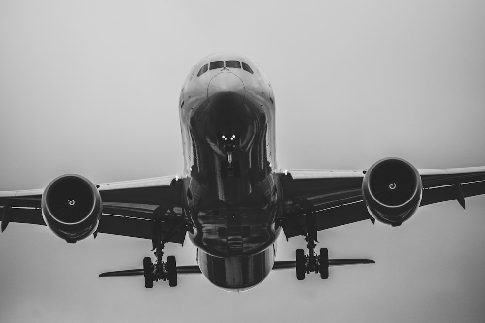 Photographie en niveaux de gris d’un avion de ligne