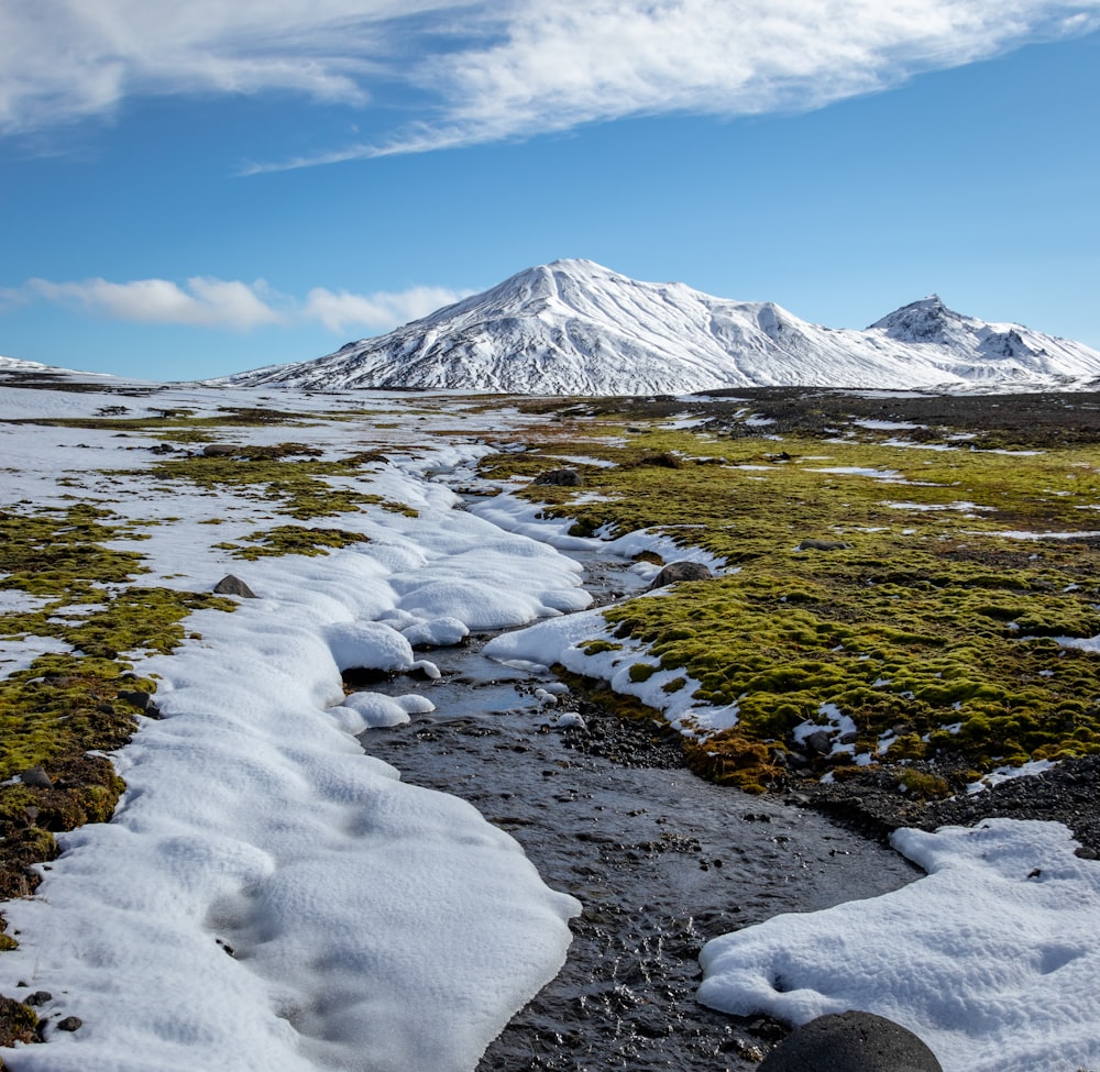 photo de paysage de montagne enneigée sous ciel nuageux