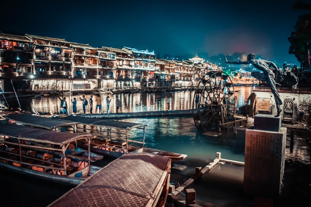 https://images.unsplash.com/photo-1543843664-e16352121693?ixlib=rb-1.2.1&ixid=eyJhcHBfaWQiOjEyMDd9&dpr=1&auto=format&fit=crop&w=1000&q=80&cs=tinysrgb