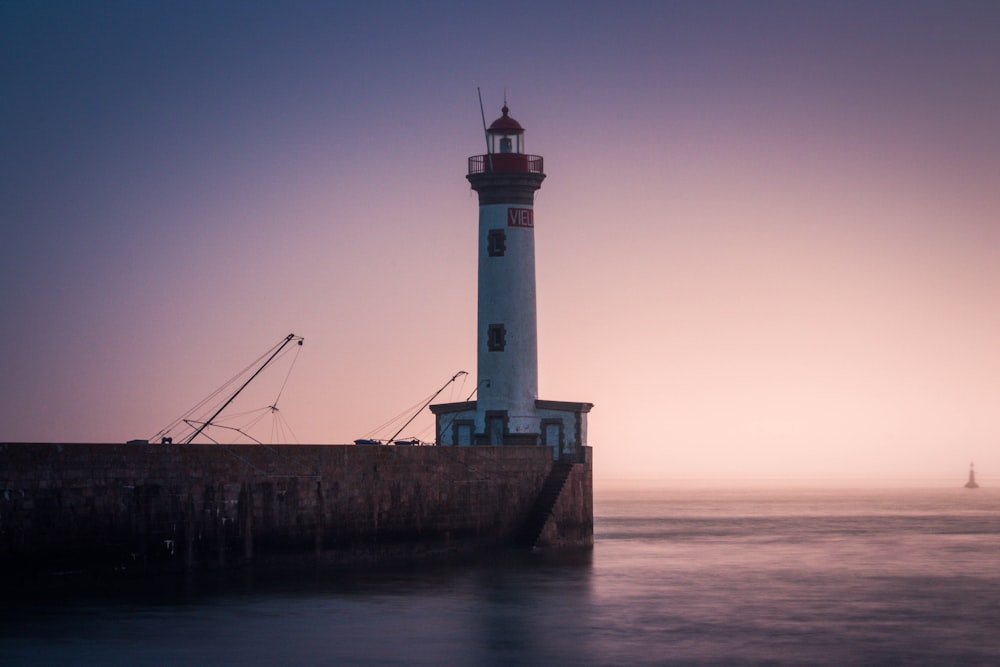 Weißer Leuchtturm zur goldenen Stunde