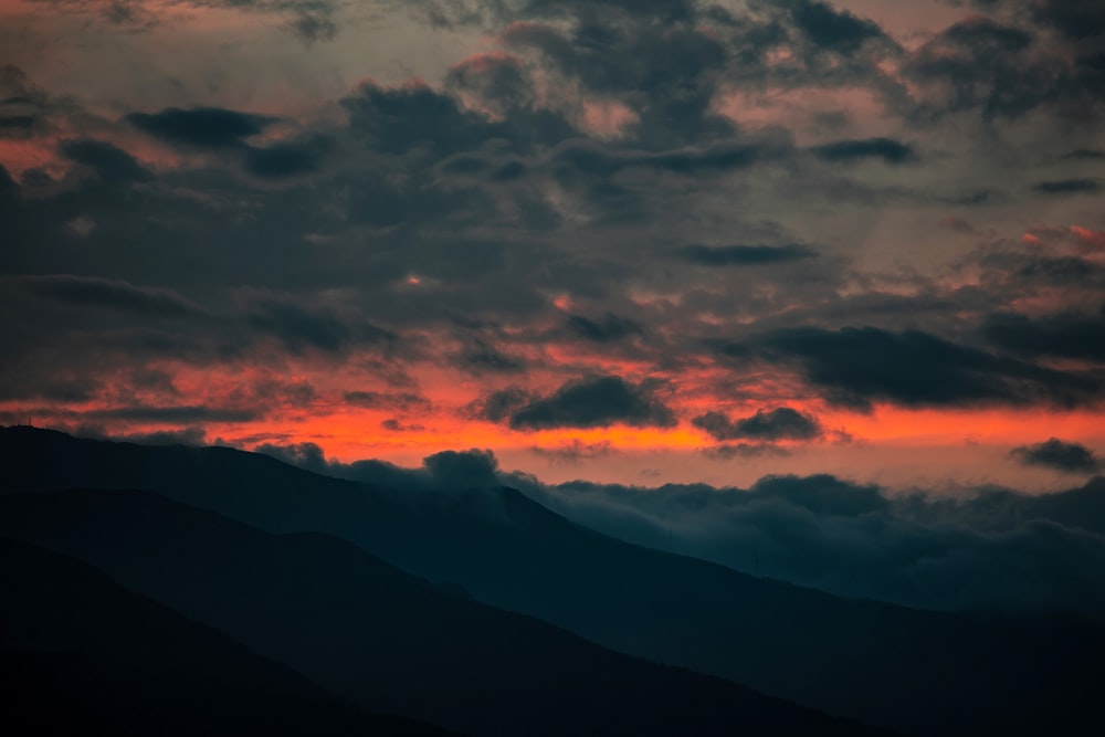 montagna sotto nuvole grigie