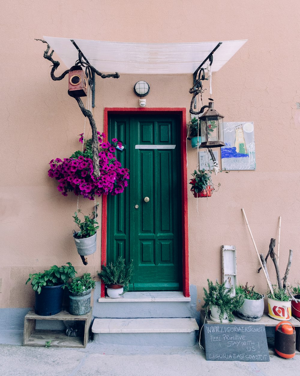 閉じた緑色の木製ドア