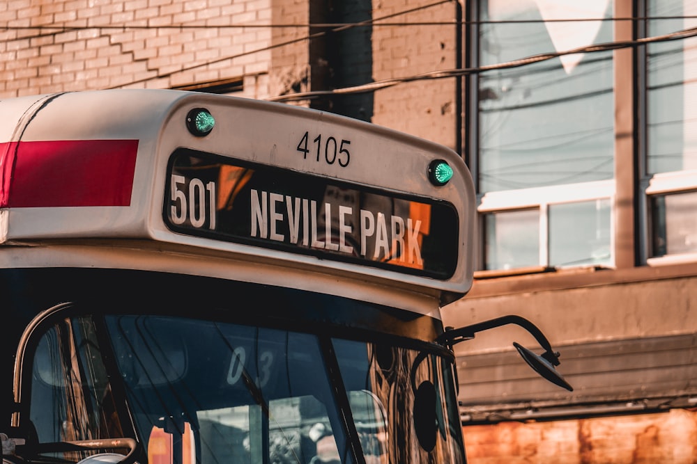 autobús que muestra la ruta 501 Neville Park